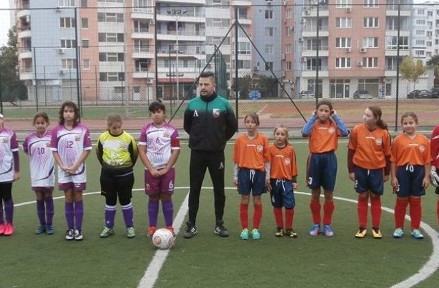 Девойките за първи път излизат да играят на такъв турнир