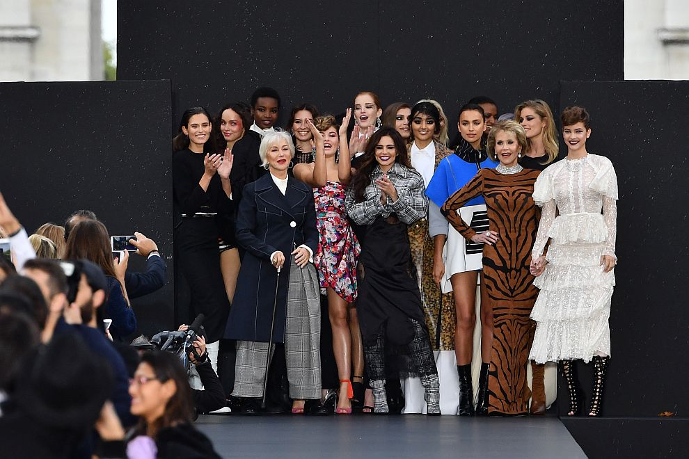 Козметичният гигант "Л"Ореал" се възползва от деня без автомобили в Париж, за да организира модно дефиле на открито на "Шан-з-Елизе". По модния подиум наред с моделите дефилираха и холивудските звезди Хелън Мирън и Джейн Фонда.