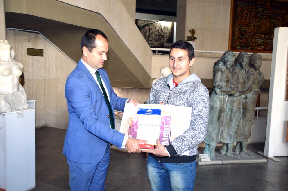 Наградите раздаде кметът Калин Каменов.