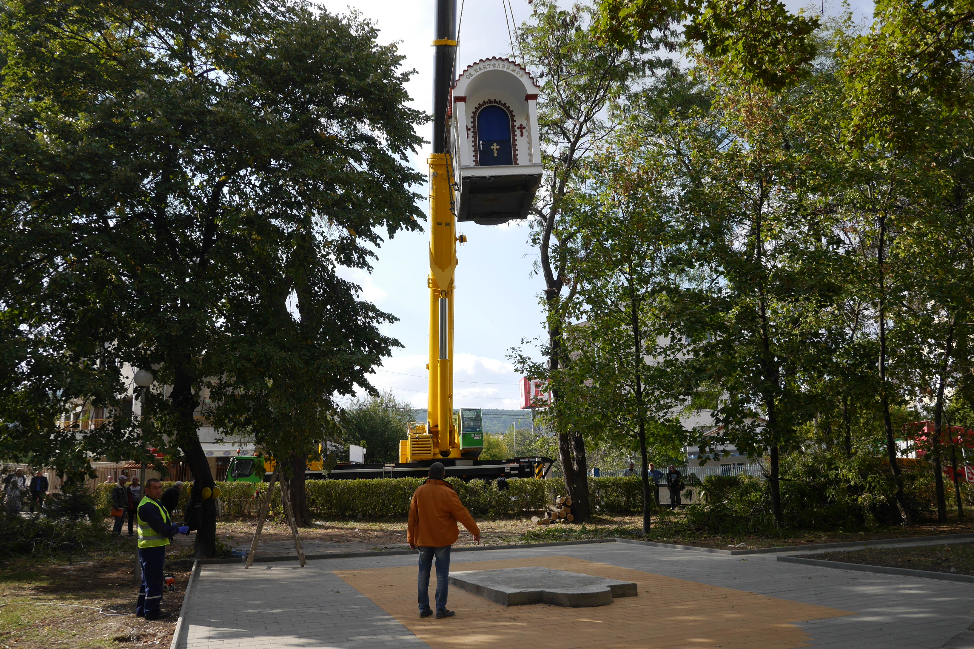 Параклисът тежи 14 тона