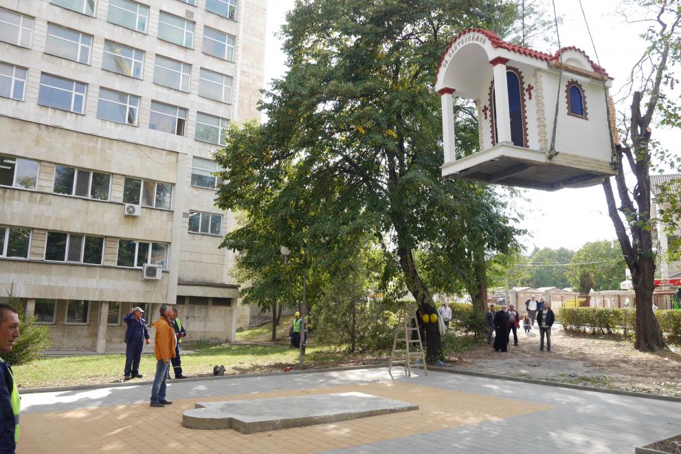 Параклисът тежи 14 тона