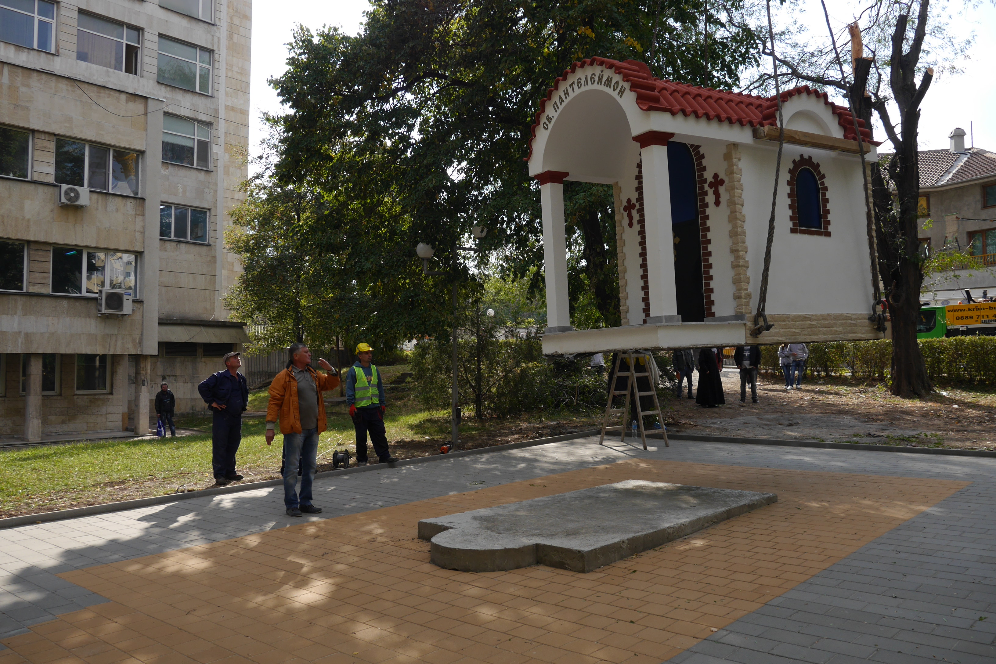 Параклисът тежи 14 тона