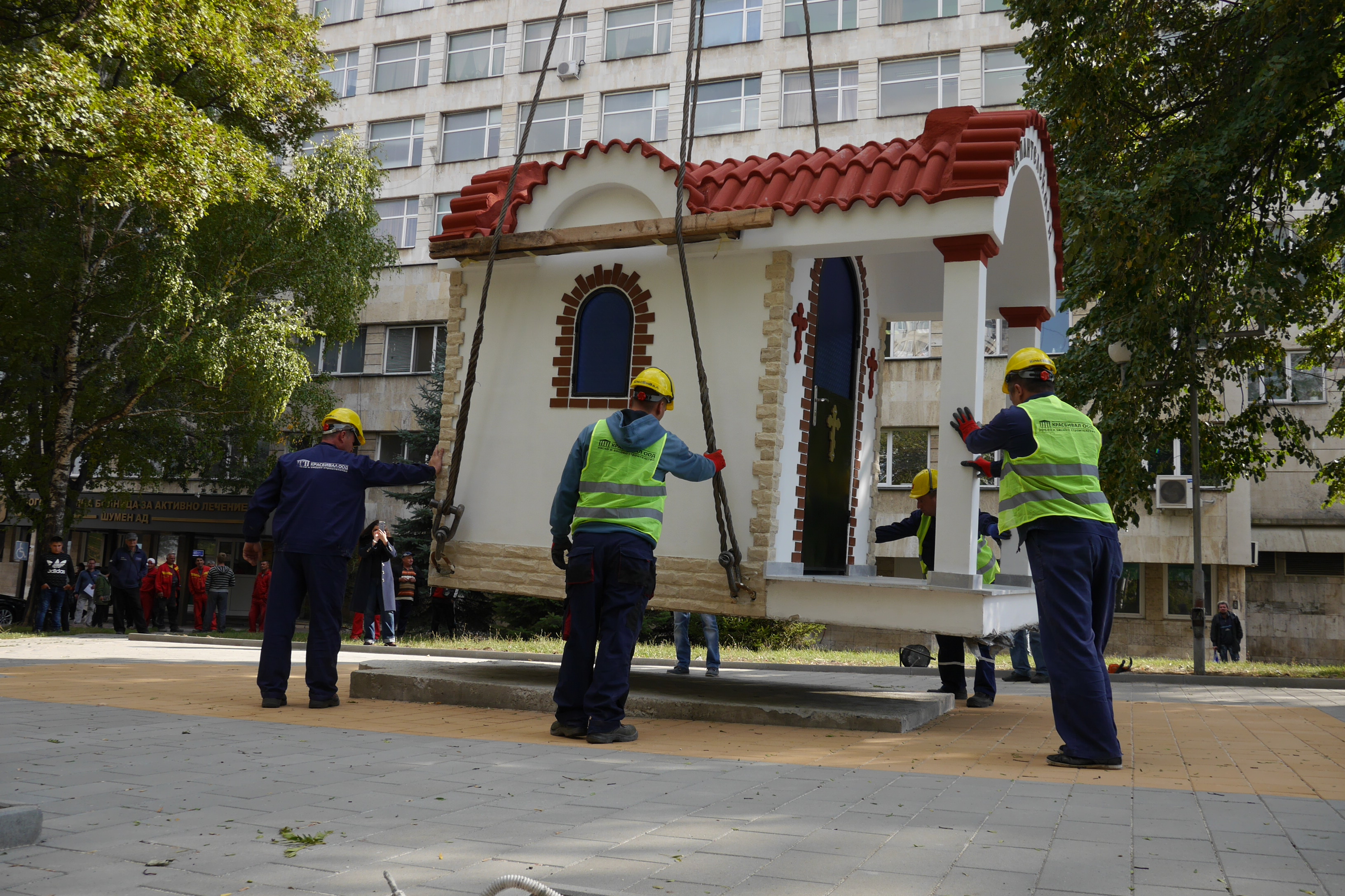 Параклисът тежи 14 тона