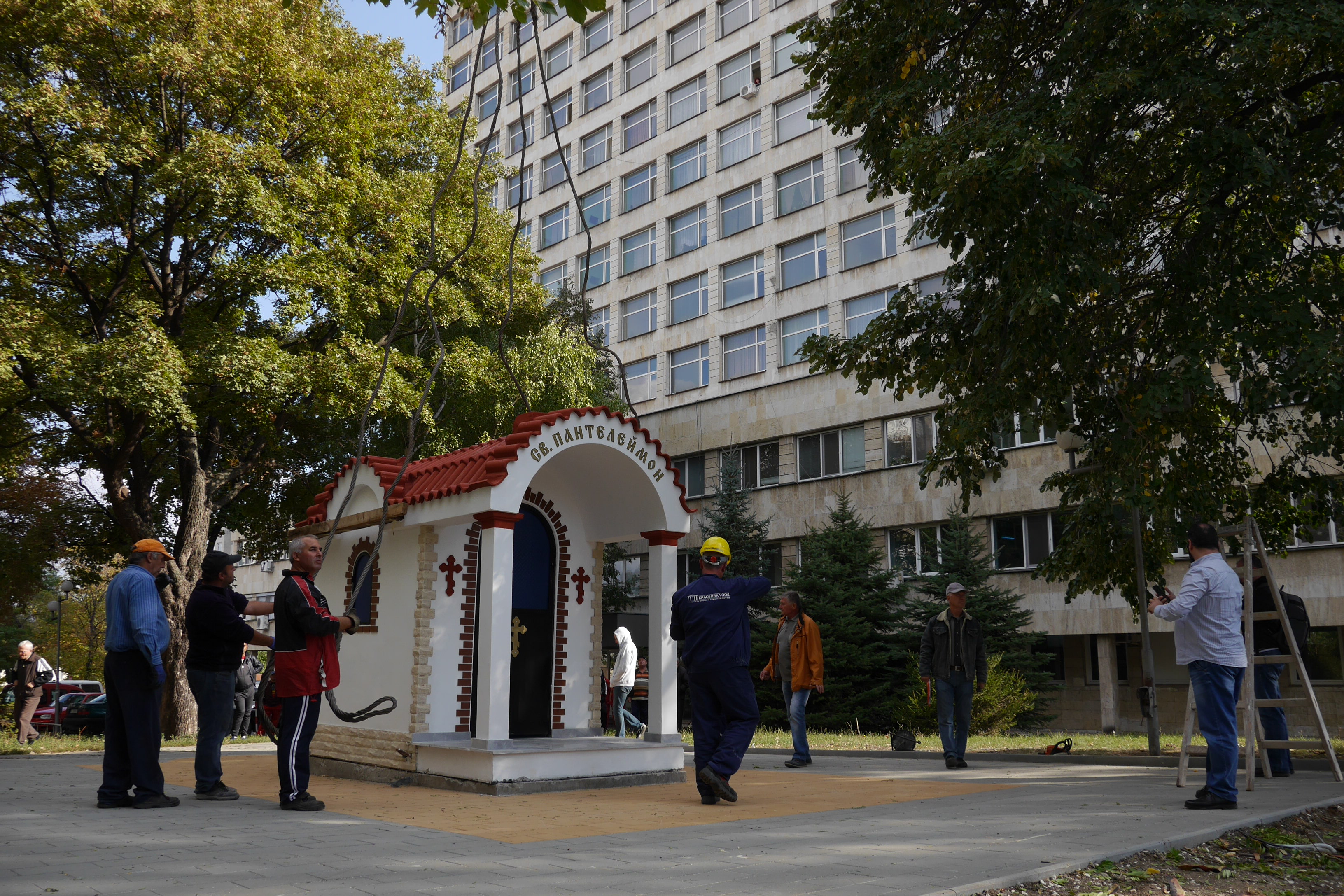 Параклисът тежи 14 тона