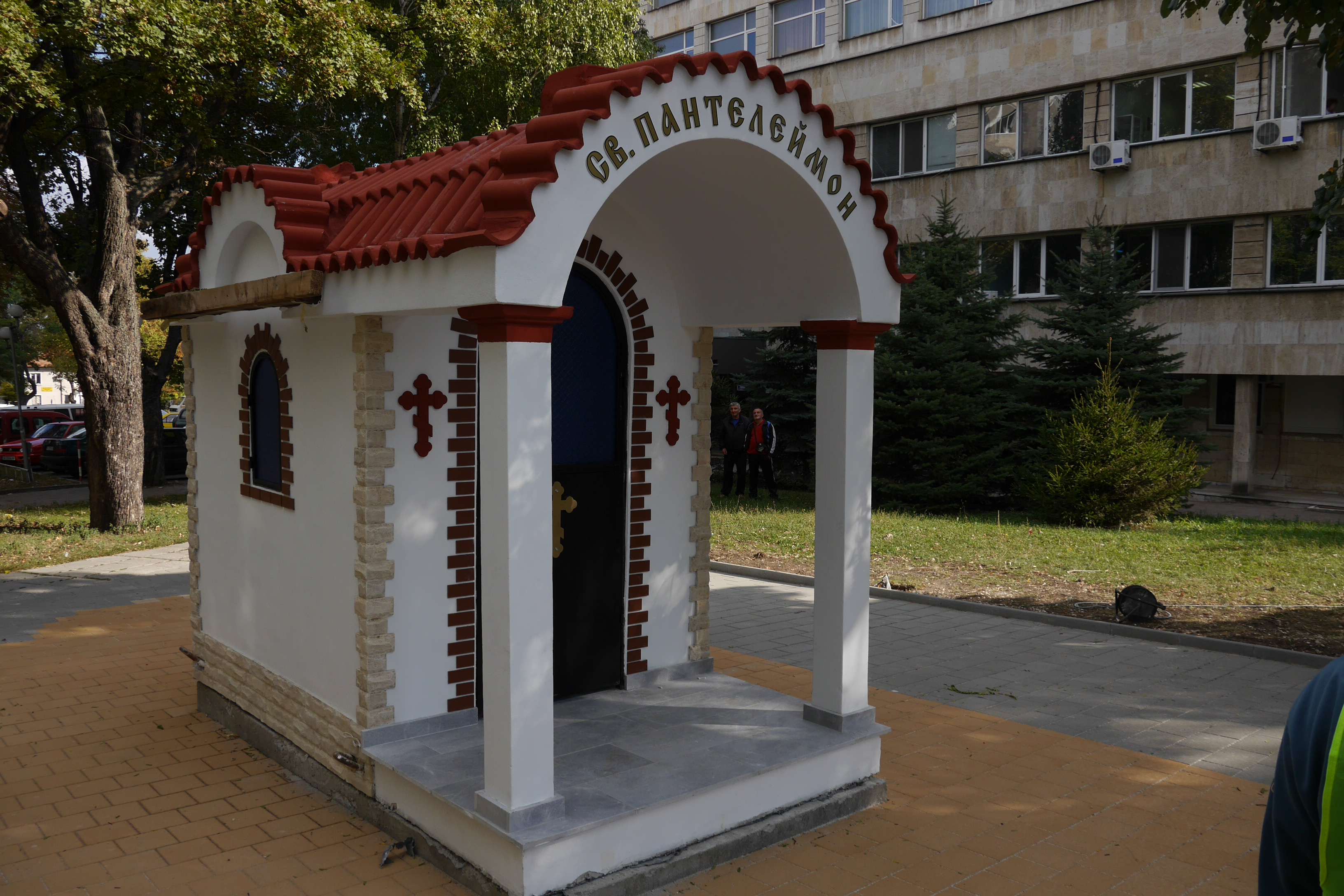 Параклисът тежи 14 тона