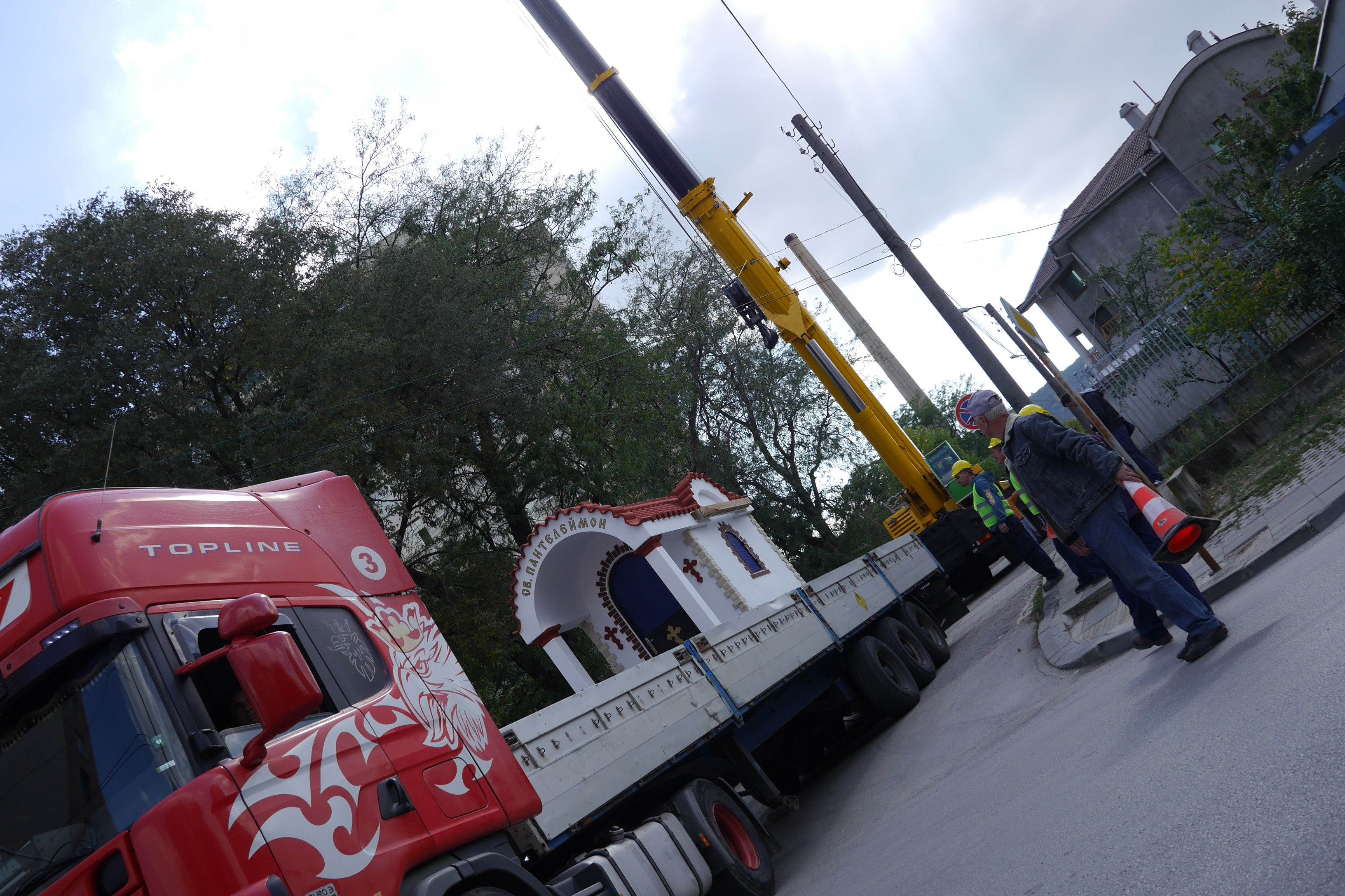 За поставянето на параклис бе нужен тежък строителен кран