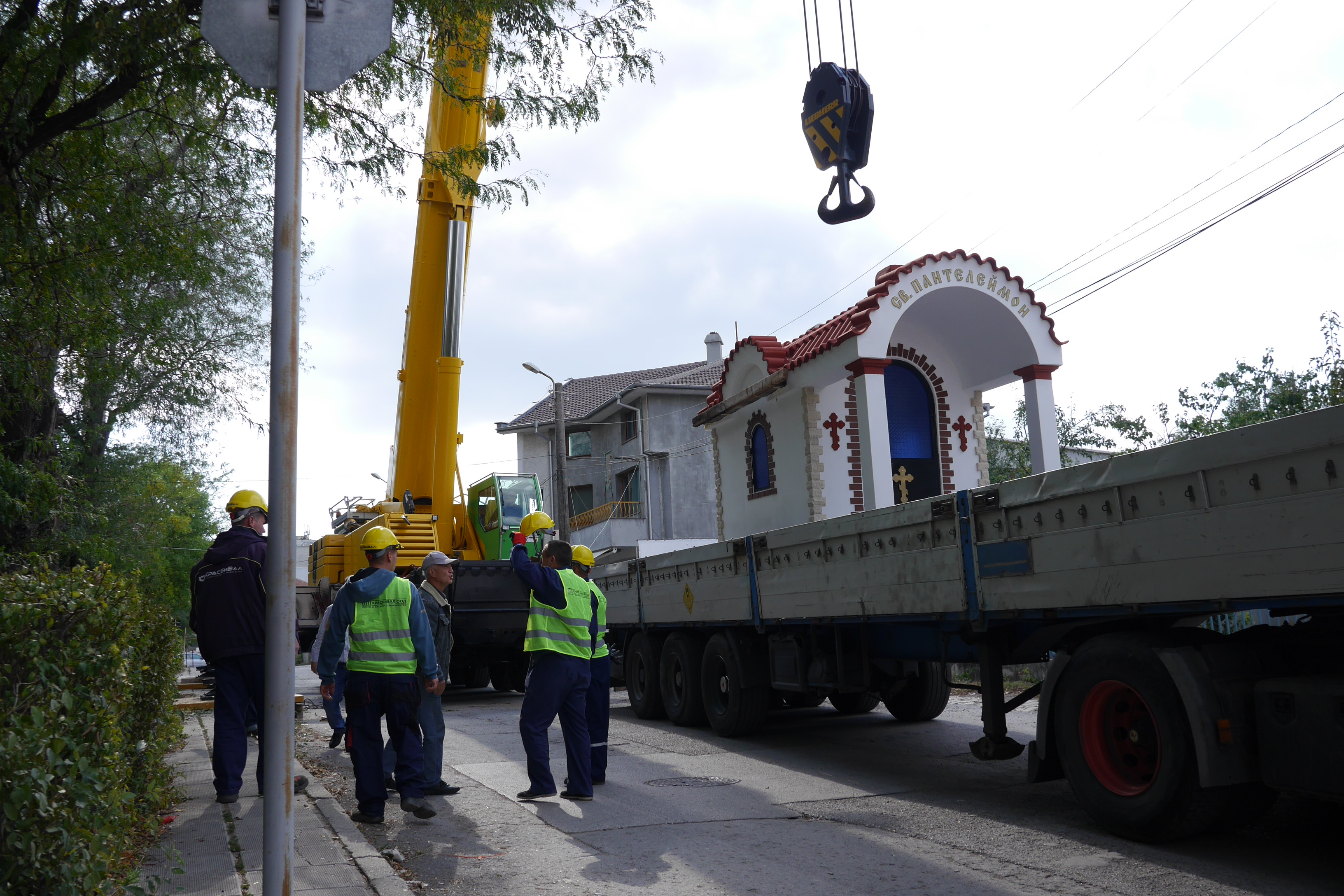 За поставянето на параклис бе нужен тежък строителен кран