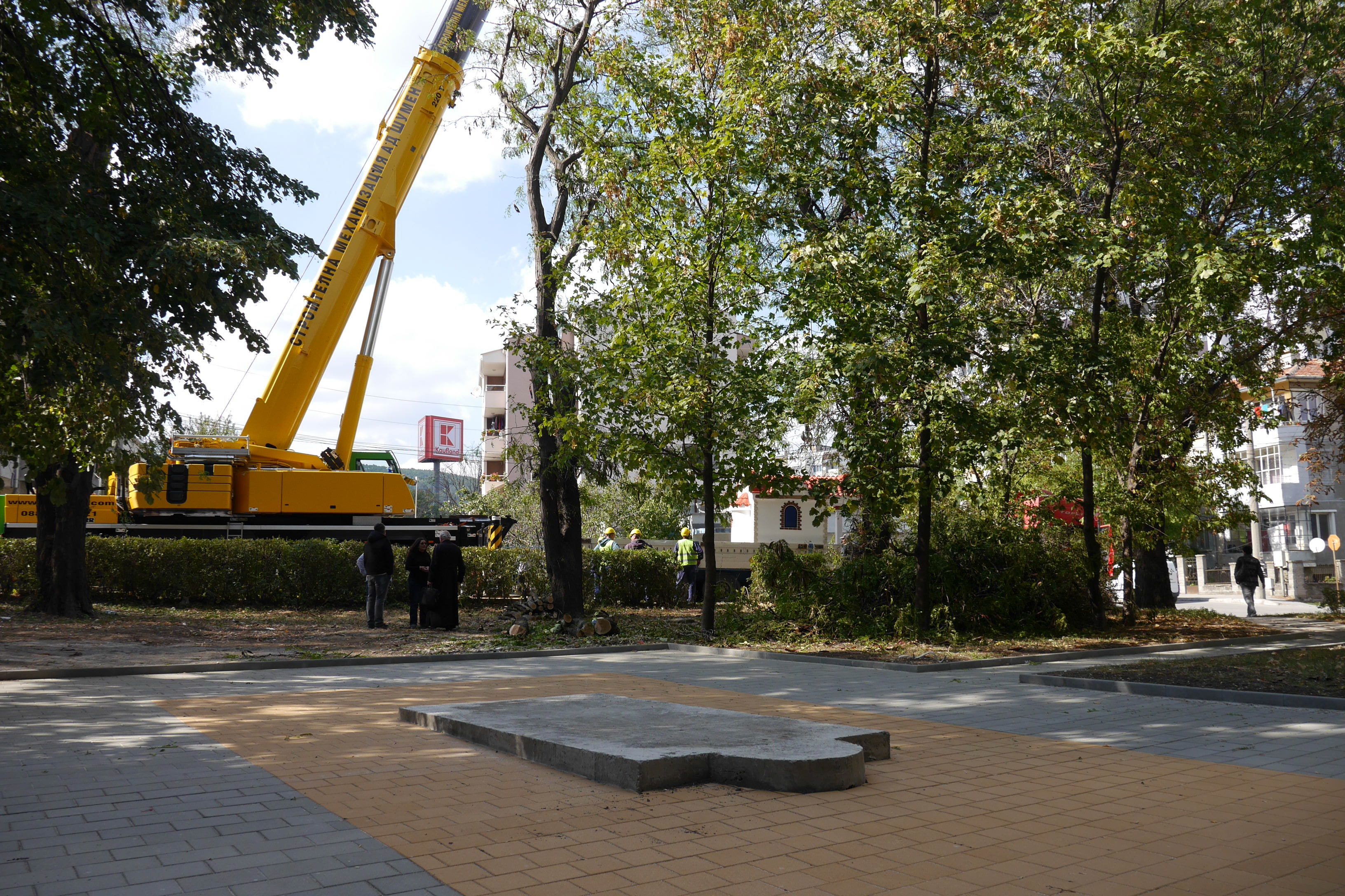 За поставянето на параклис бе нужен тежък строителен кран