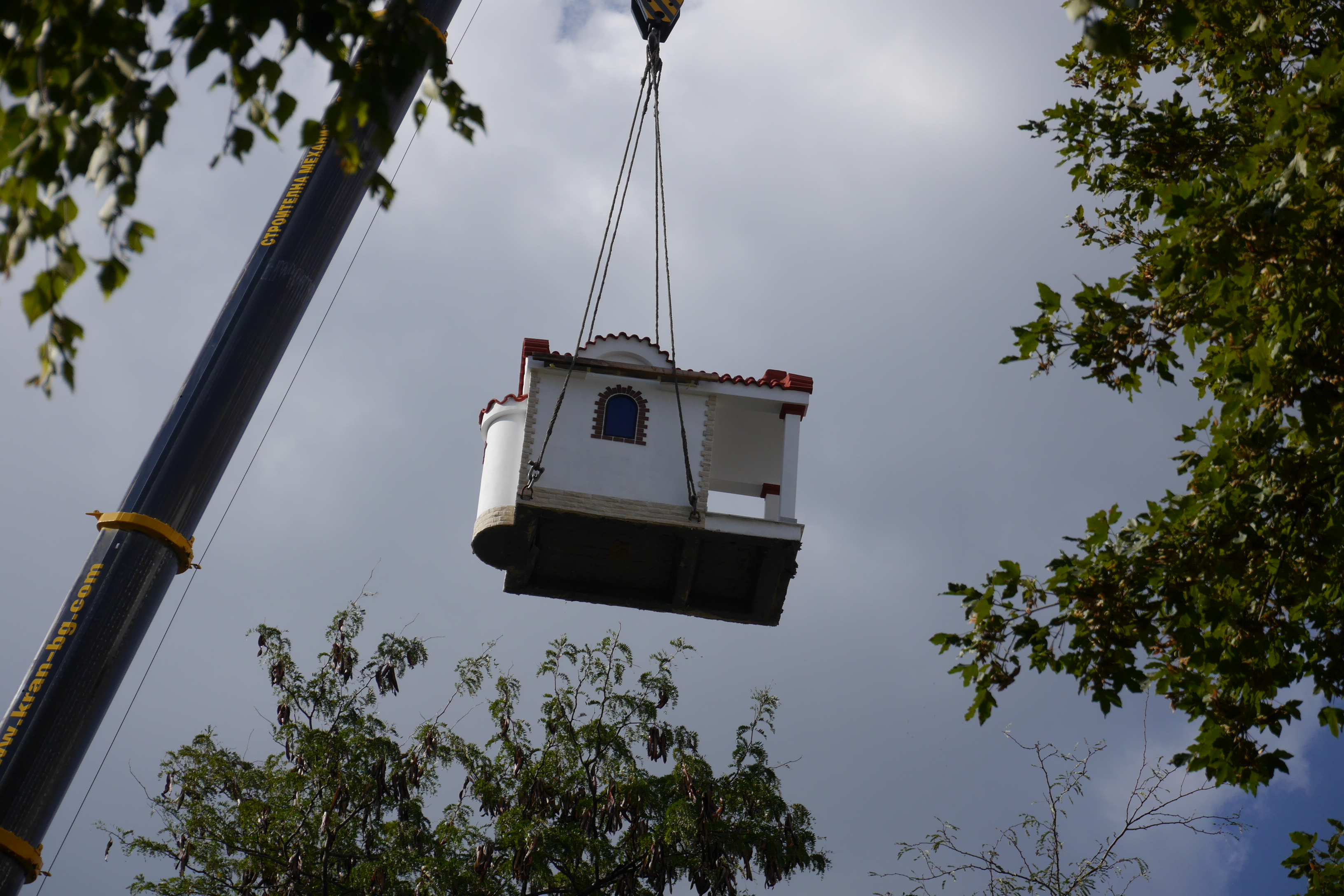 За поставянето на параклис бе нужен тежък строителен кран