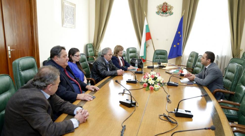 Днес министърът на икономиката Емил Караниколов се срещна с представители на работещите в ЕМКО