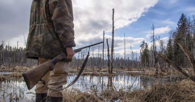 Спасителна акция за издирване на изгубени в гората ловци приключи