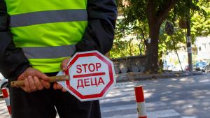 деца пешеходци пътека училище