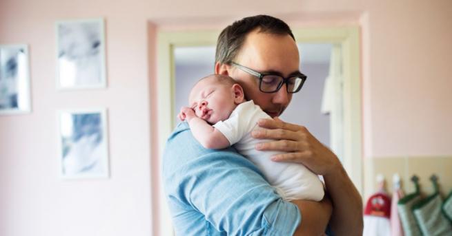 Около 2500 мъже месечно се грижат за своите бебета след