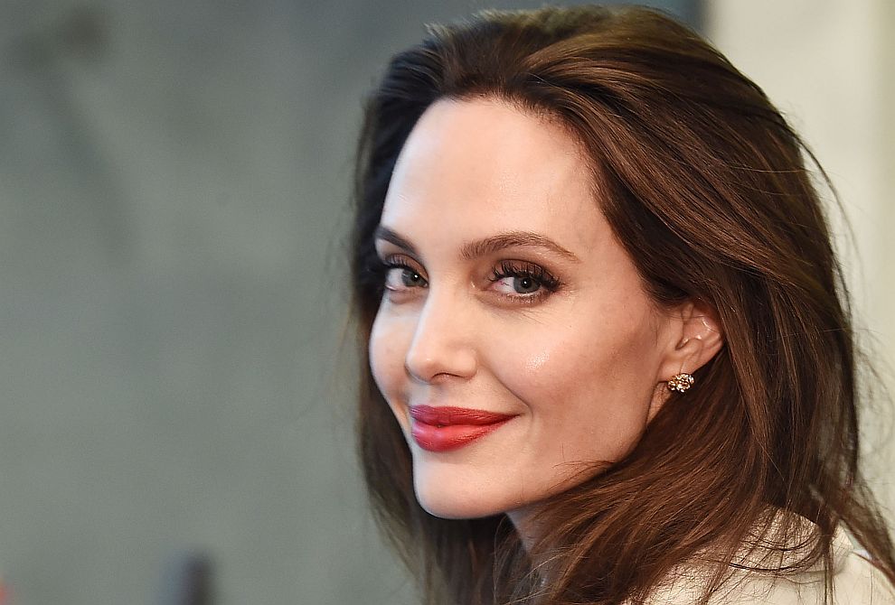 устните на Анджелина Джоли