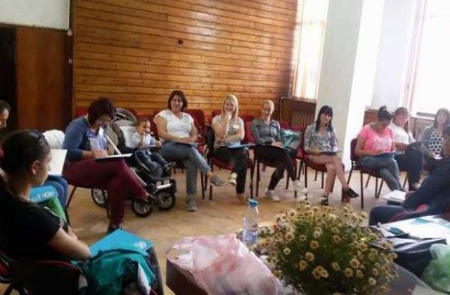 Родители на малчугани тръгват на училище в Гоце Делчев