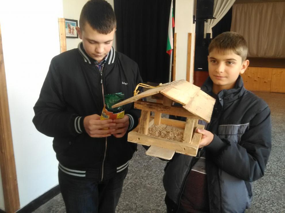 Учениците ще поставят хранилки за птици.