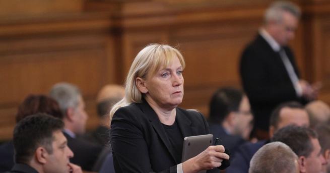 Депутатът от ГЕРБ Елена Йончева коментира в кулоарите на парламента