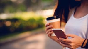 момиче смартфон