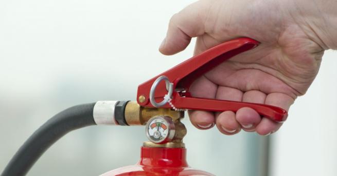 Бензинджията който загаси цигарата на безотговорен клиент с пожарогасител се