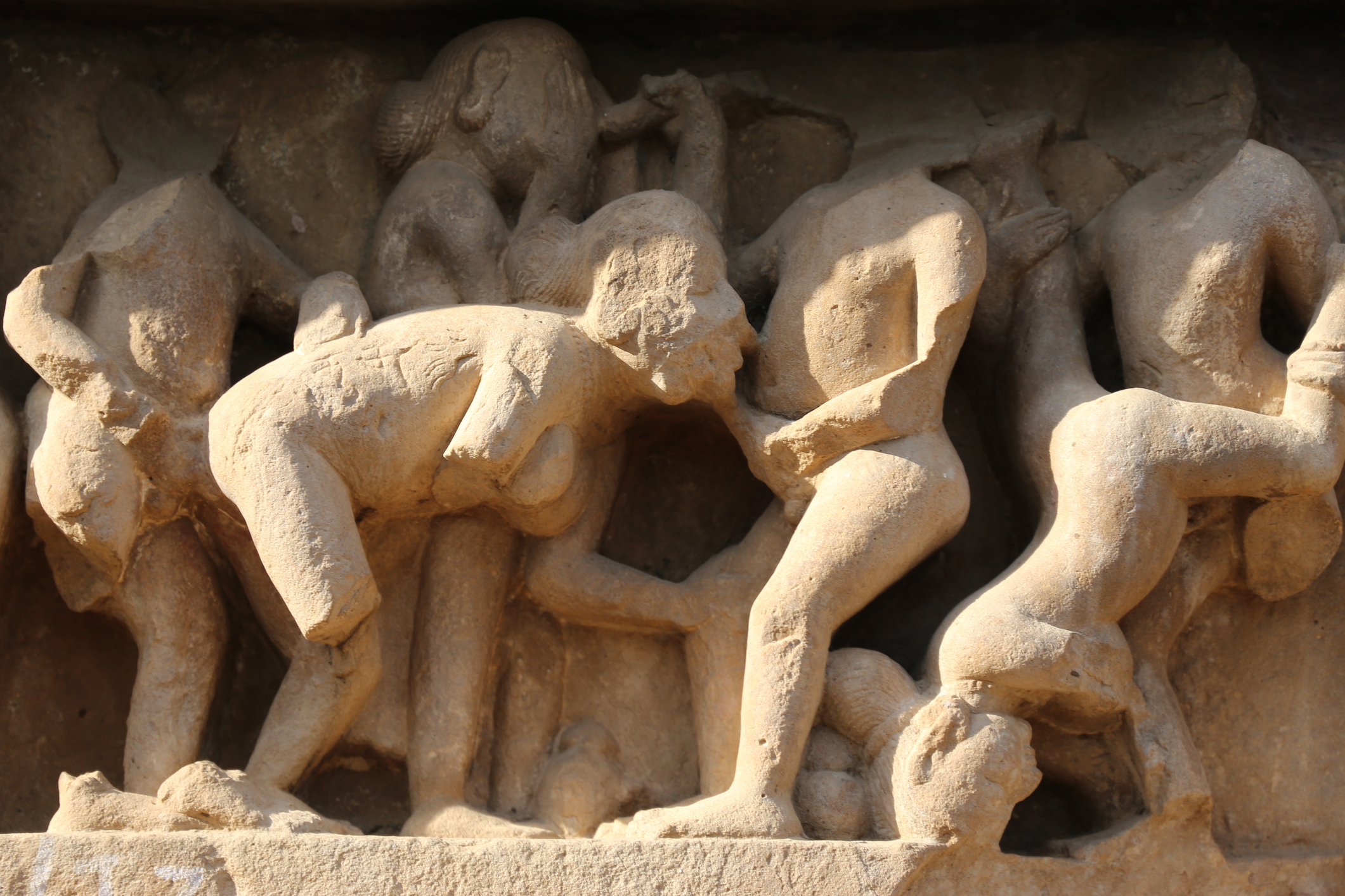 Храмовата украса е практически най-голямата галерия на еротичното изкуство в света - тя е част от сексуалното образование в древна Индия, като нагледни примери за Кама Сутра. Някои специалисти твърдят, че скулптурната еротика има дълбоко религиозен характер и символизира връзката на човешката душа с боговете. Други смятат, че такива скулптури предпазват храма от гръмотевици: богът на дъжда Индра е един от покровителите на любовта.