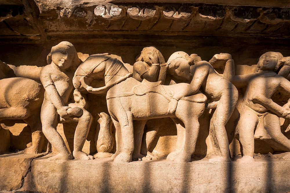 Храмовата украса е практически най-голямата галерия на еротичното изкуство в света - тя е част от сексуалното образование в древна Индия, като нагледни примери за Кама Сутра. Някои специалисти твърдят, че скулптурната еротика има дълбоко религиозен характер и символизира връзката на човешката душа с боговете. Други смятат, че такива скулптури предпазват храма от гръмотевици: богът на дъжда Индра е един от покровителите на любовта.