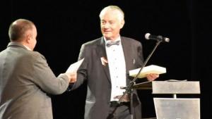 Христо Григоров дари книги на благоевградската гимназия