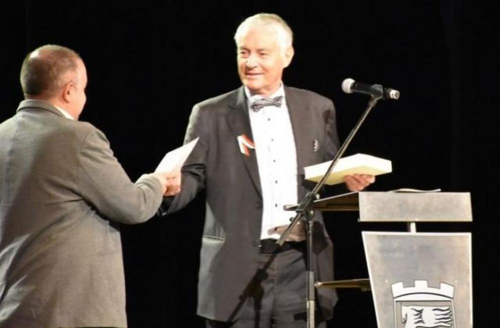 Христо Григоров дари книги на благоевградската гимназия