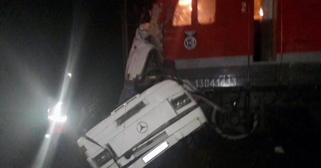 16 души са загинали тази нощ в сблъсък между автобус