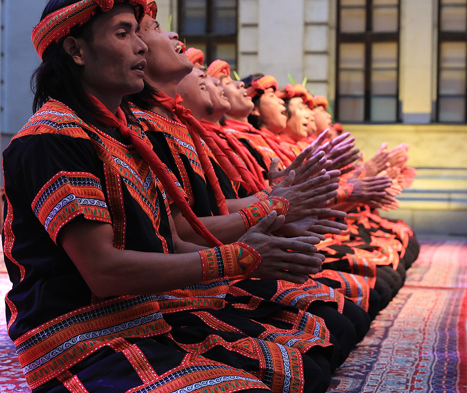 Официалното откриване на фестивала на 6 октомври 2017 г. в Квадрат 500 за подбрана публика от официални лица, партньори и приятели на посолството в София. Дипломатическият прием отбелязва 72-годишнината от независимостта на Индонезия и 61 години от двустранните дипломатически отношения между България и Индонезия. Гостите бяха посрещнати с модно дефиле с традиционен текстил, музикални изпълнения и традиционен танц на артисти от групата Саман Гайо и специалитети на индонезийската кухня.