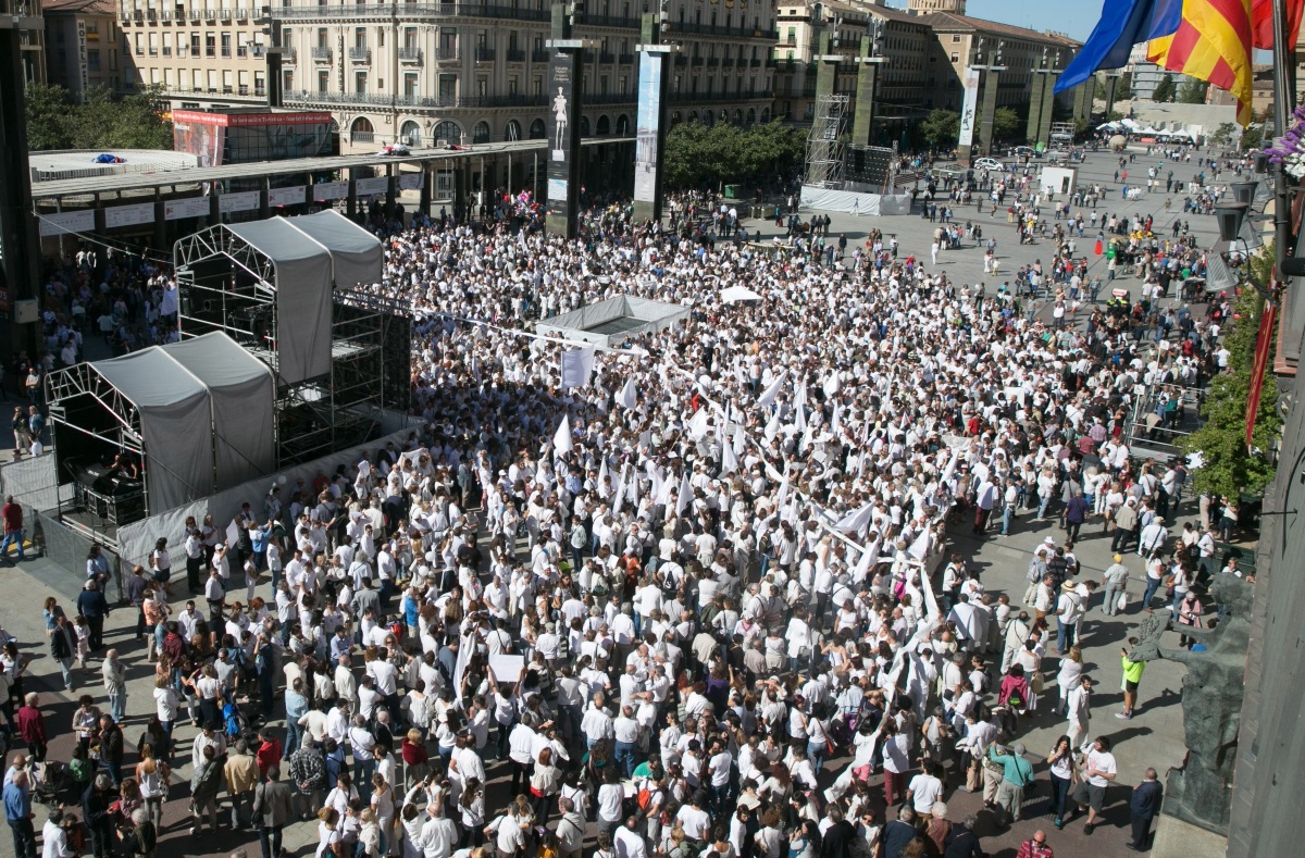 "Да поговорим?" бе призивът на демонстрантите към испанските и каталунските политици