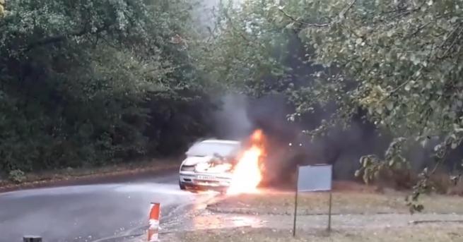 Лек автомобил собственост на зрител пламна по време на рали