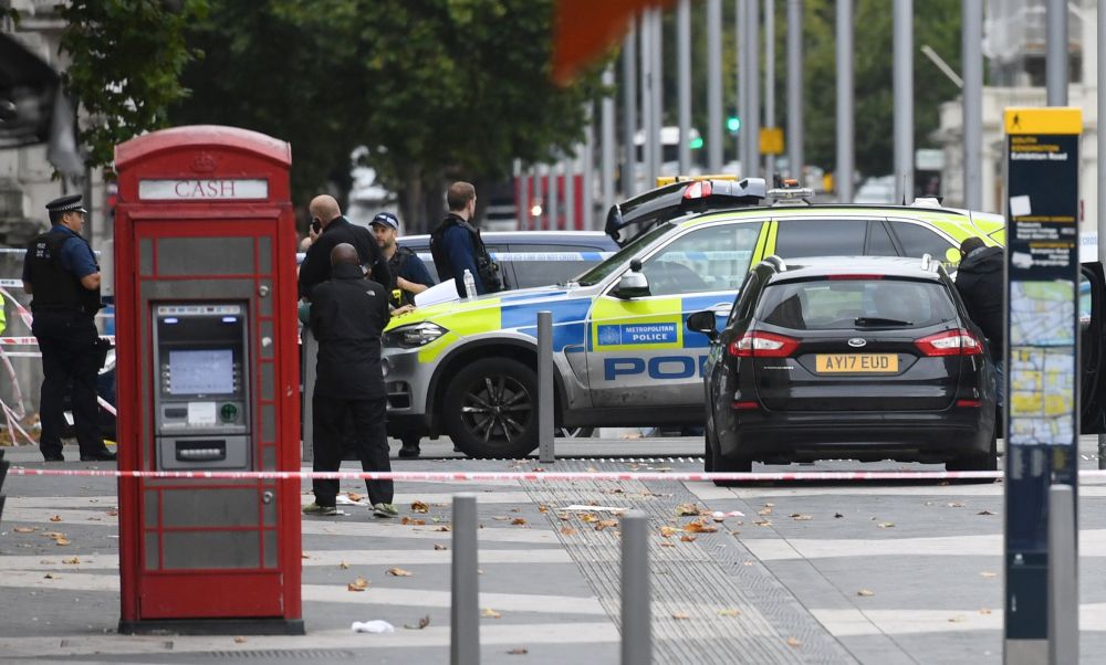 Няколко <strong>пешеходци бяха ранени</strong>, след като <strong>автомобил се качи на тротоара край </strong>Музея по естествена история в Лондон, предадоха световните агенции. Един <strong>мъж бе арестуван </strong>на местопроизшествието, потвърдиха от полицията, цитирана от Ройтерс.<br />
 <br />
Лондонската полиция заяви, че все се въздържа да прави заключения за инцидента, при който кола блъсна пешеходци край Музея по естествена история в Лондон. Това противоречи на направен малко по-рано коментар, че случаят не се разглежда като свързан с тероризма, предаде Ройтерс.