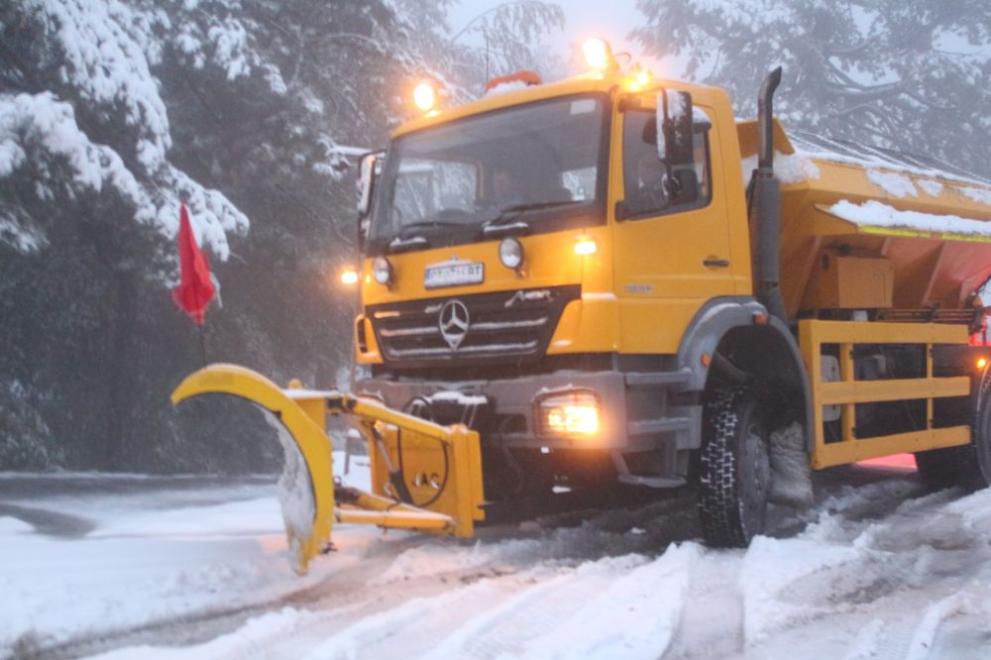 Силният снеговалеж затрудни почистването на магистралите