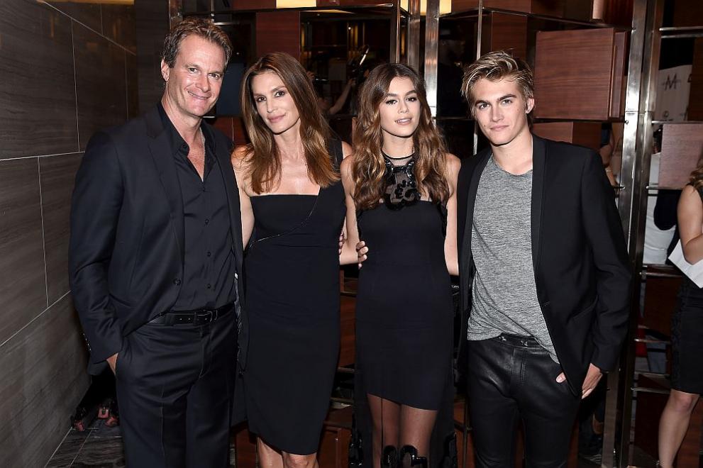  Синди Крофорд със брачна половинка си Ранди Гербер и децата си Пресли и Кая 