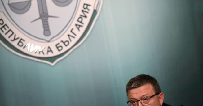 Около 50 души се събраха на протест пред Съдебната палата