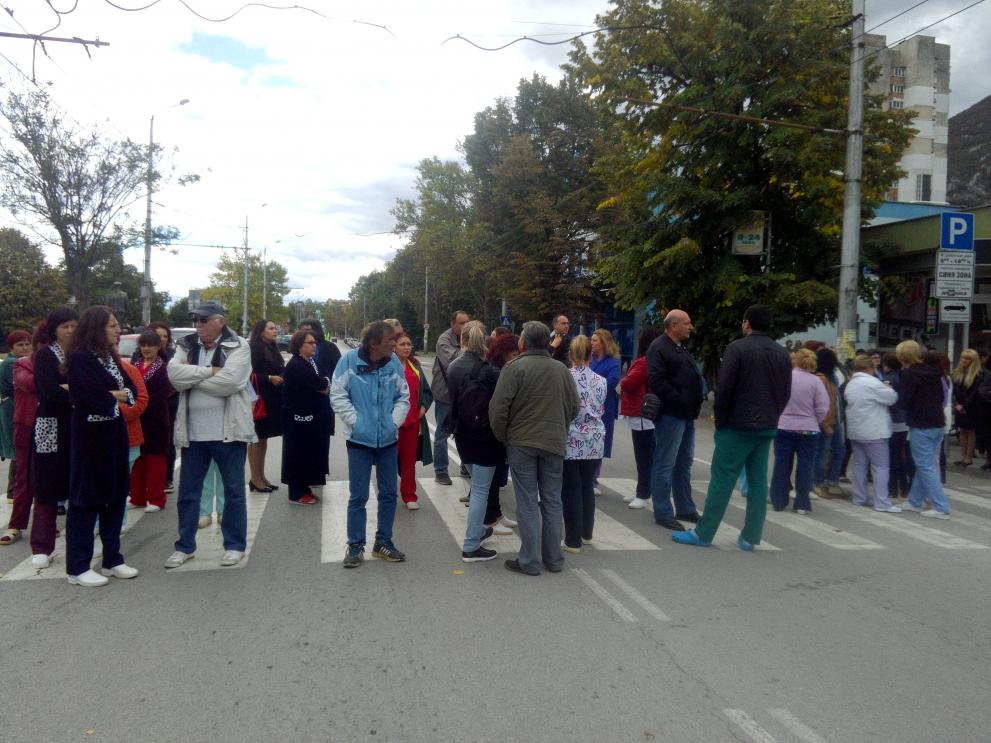 Протестът продължава шести ден във Враца.