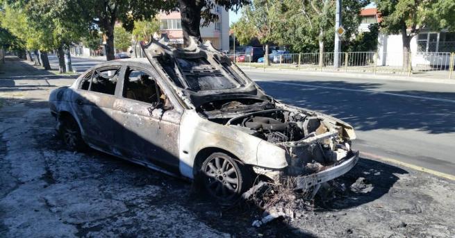 Луксозен автомобил изгоря напълно на бургаската улица Индустриална близо до