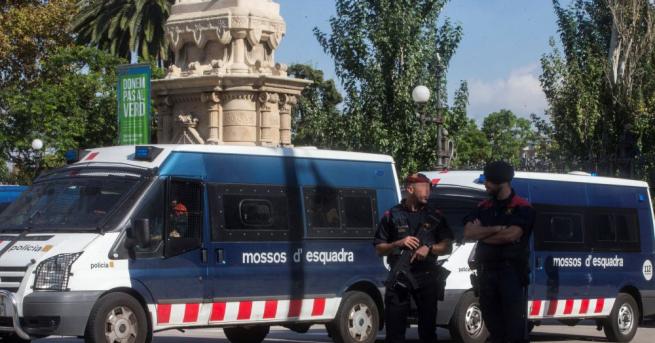 Каталунската полиция Мосос д'Есквадра затвори за посетители парк в Барселона,