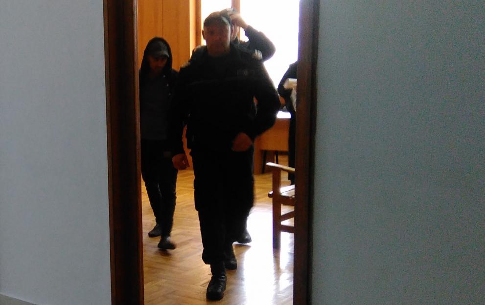 Синът на Румен Чолаков-Ивайло бе доведен с белезници в съдебната зала.