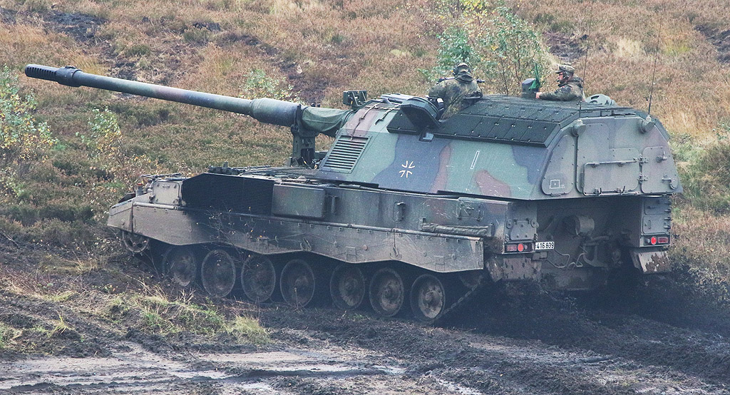 Ежегодно учение на германския Бундесвер в Берген, Северна Германия. От 5 до 13 октомври германските части на Бундесвера и звената на съюзнически сили практикуват различни сценарии по време на т. нар. "Informationslehruebung" (ILUE 2017)