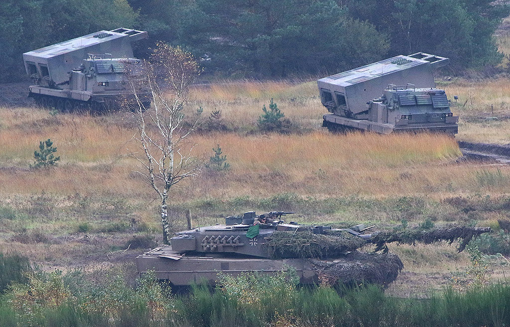 Ежегодно учение на германския Бундесвер в Берген, Северна Германия. От 5 до 13 октомври германските части на Бундесвера и звената на съюзнически сили практикуват различни сценарии по време на т. нар. "Informationslehruebung" (ILUE 2017)
