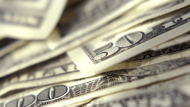 Мъж спечели 25 000 долара от лотарията, след като вторият му баща удари джакпот от 300 000 