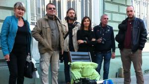 Варненски журналисти протестираха с празен стол пред Областна управа