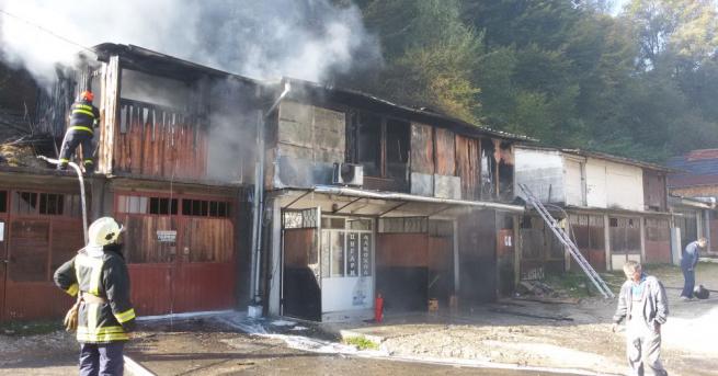 Газова бутилка за автомобил избухна в дървените складове, които горяха