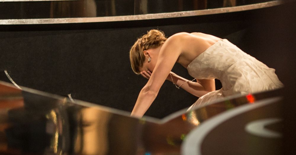 Дженифър Лорънс падна по време на церемонията на наградите Оскар.