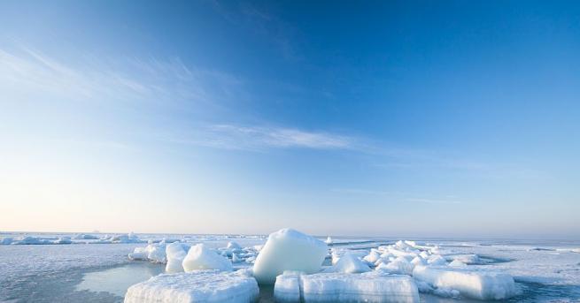 В леда на Антарктида се появи дупка с размер по голям