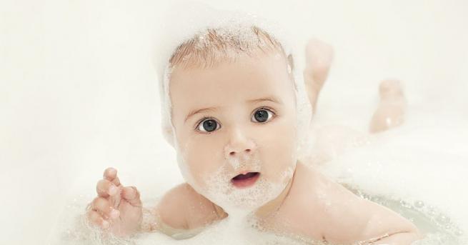 Британски експерти препоръчват родителите да къпят бебетата си веднъж или