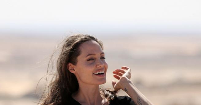 Изящната Анджелина Джоли пие чай в компанията на леопарди Това