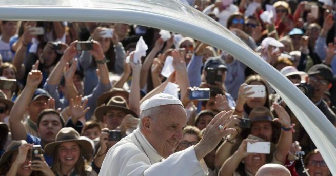 Папа Франциск вече има над 40 милиона последователи на страниците