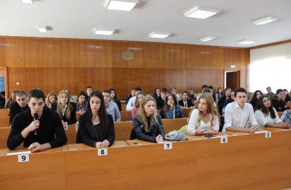 Младежите дискутираха в Деня на българската община